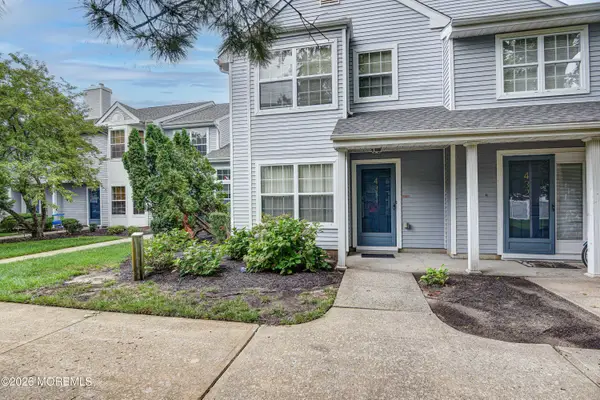 431 Hampton Court, Englishtown, NJ 07726