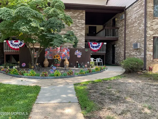 177 Amberly Drive #E, Manalapan, NJ 07726