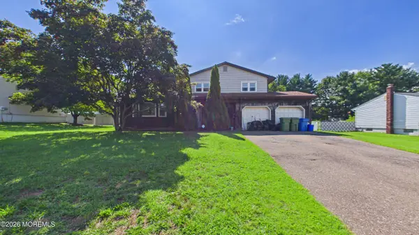 21 Oakwood Drive, Parlin, NJ 08859