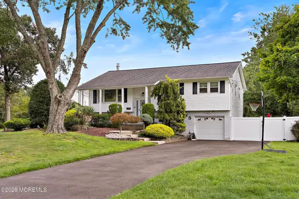 35 Chesapeake Road, Manalapan, NJ 07726