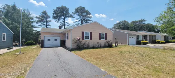 17 Bennington Drive, Toms River, NJ 08757