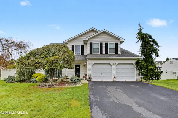27 Silverbrooke Circle, Howell, NJ 07731