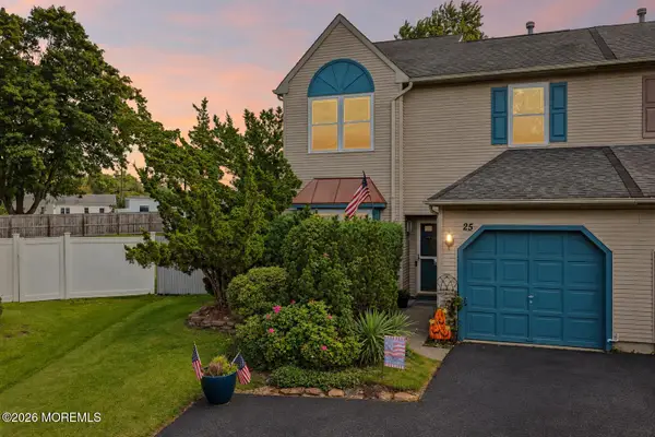 25 Longbrook Lane, Freehold, NJ 07728