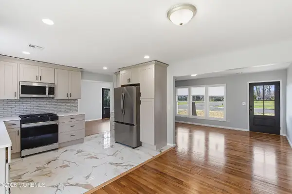 39 Blue Jay Drive, Toms River, NJ 08755