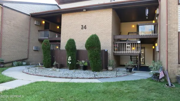 24 Meadow Green Circle, Manalapan, NJ 07726