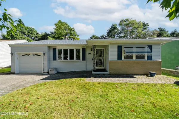 92 Castleton Drive, Toms River, NJ 08757