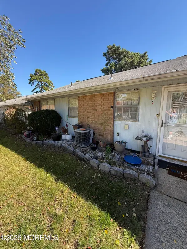 8B Yorkshire Court, Manchester, NJ 08759