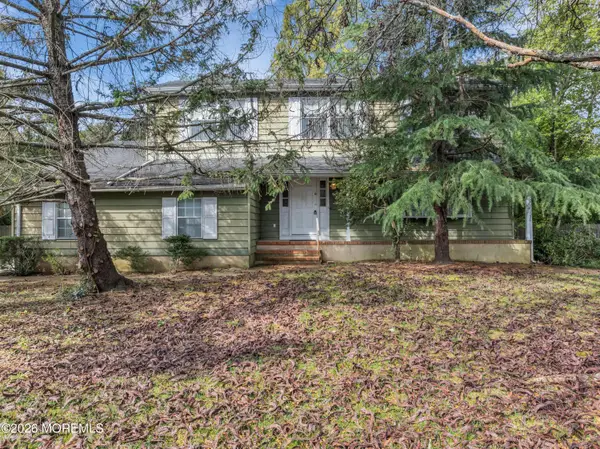 8 Trinity Place, Toms River, NJ 08753