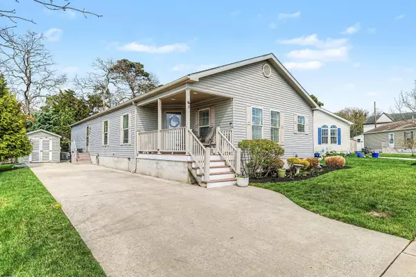 8 Cessna Ln, Absecon, NJ 08201