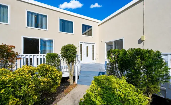 1 Seaside Ct, Margate, NJ 08402