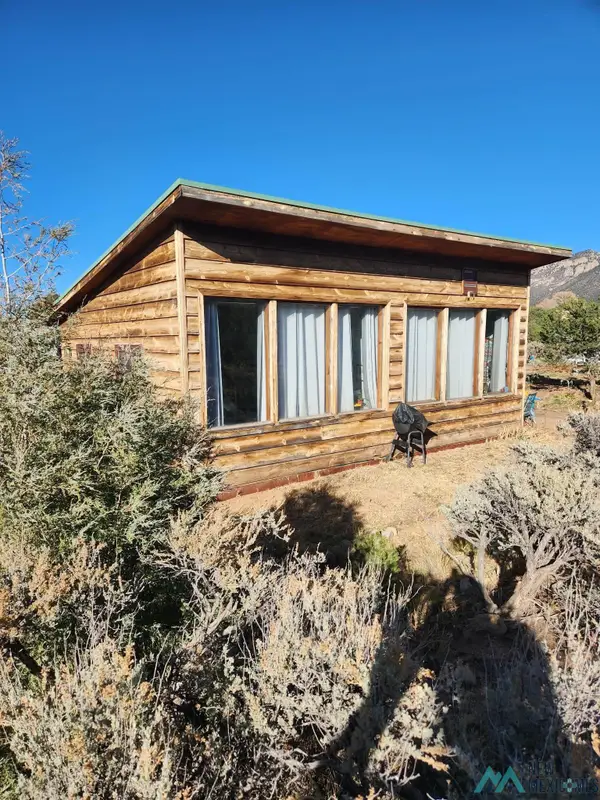 6 N. Star Road, Questa, NM 87556