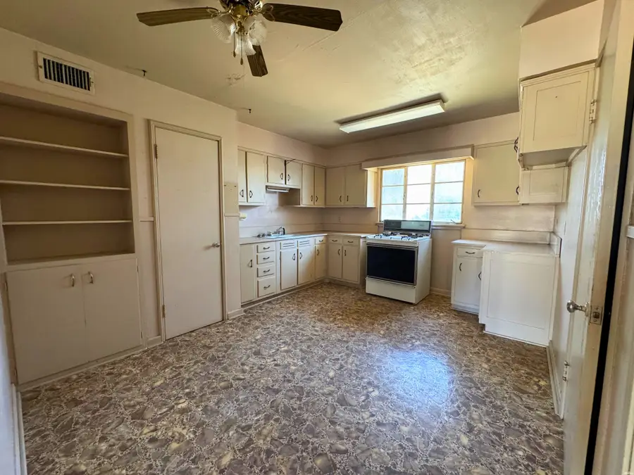 604 S 4th St, Jal, NM 88252 - #3