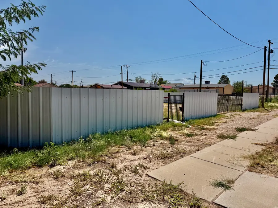 403 Laredo St, Carlsbad, NM 88220 - #2
