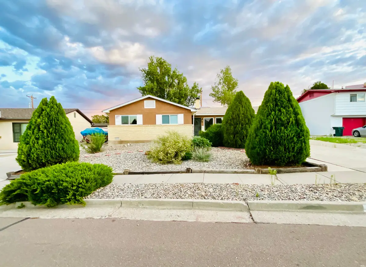 703 Julie Dr, Gallup, NM 87301 - #1