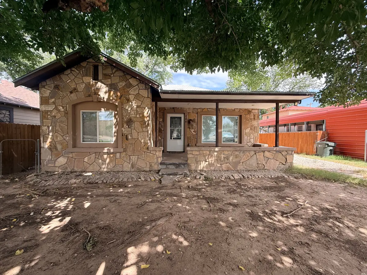 204 N Lake St, Carlsbad, NM 88220 - #1