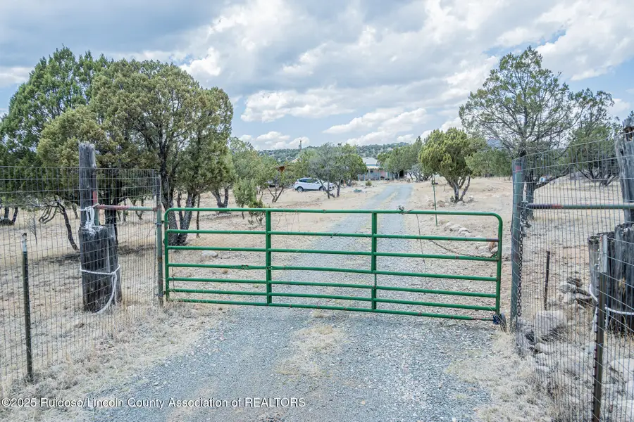 109 W Grand View Road, Capitan, NM 88316 - Image #2