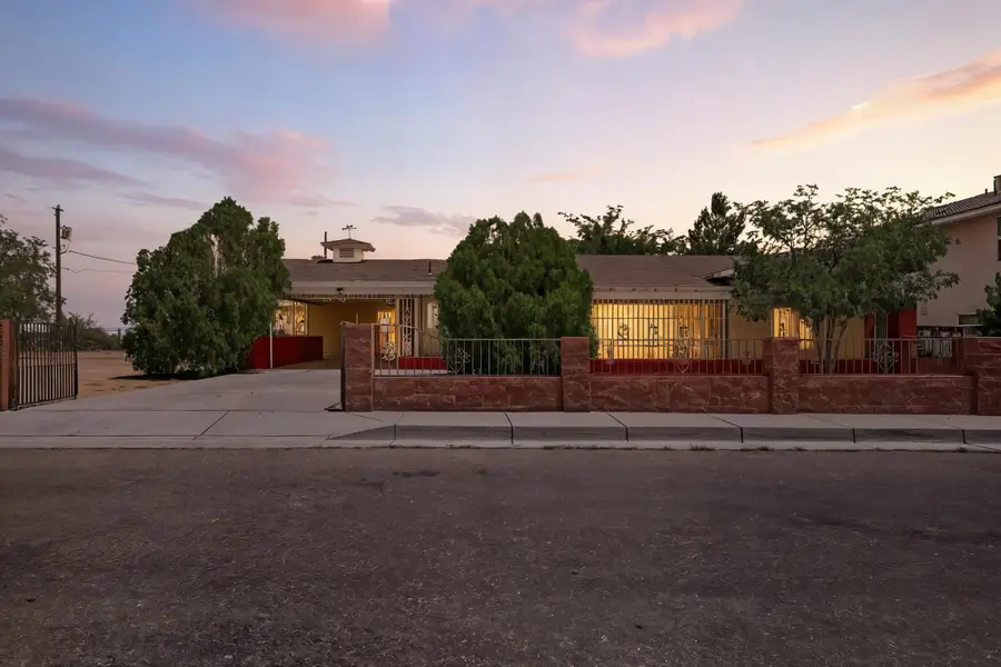 302 Crestview Drive Sw, Albuquerque, NM 87105 - Image #2