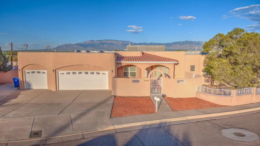 1402 Crescent Drive Nw, Albuquerque, NM 87105 - Image #2