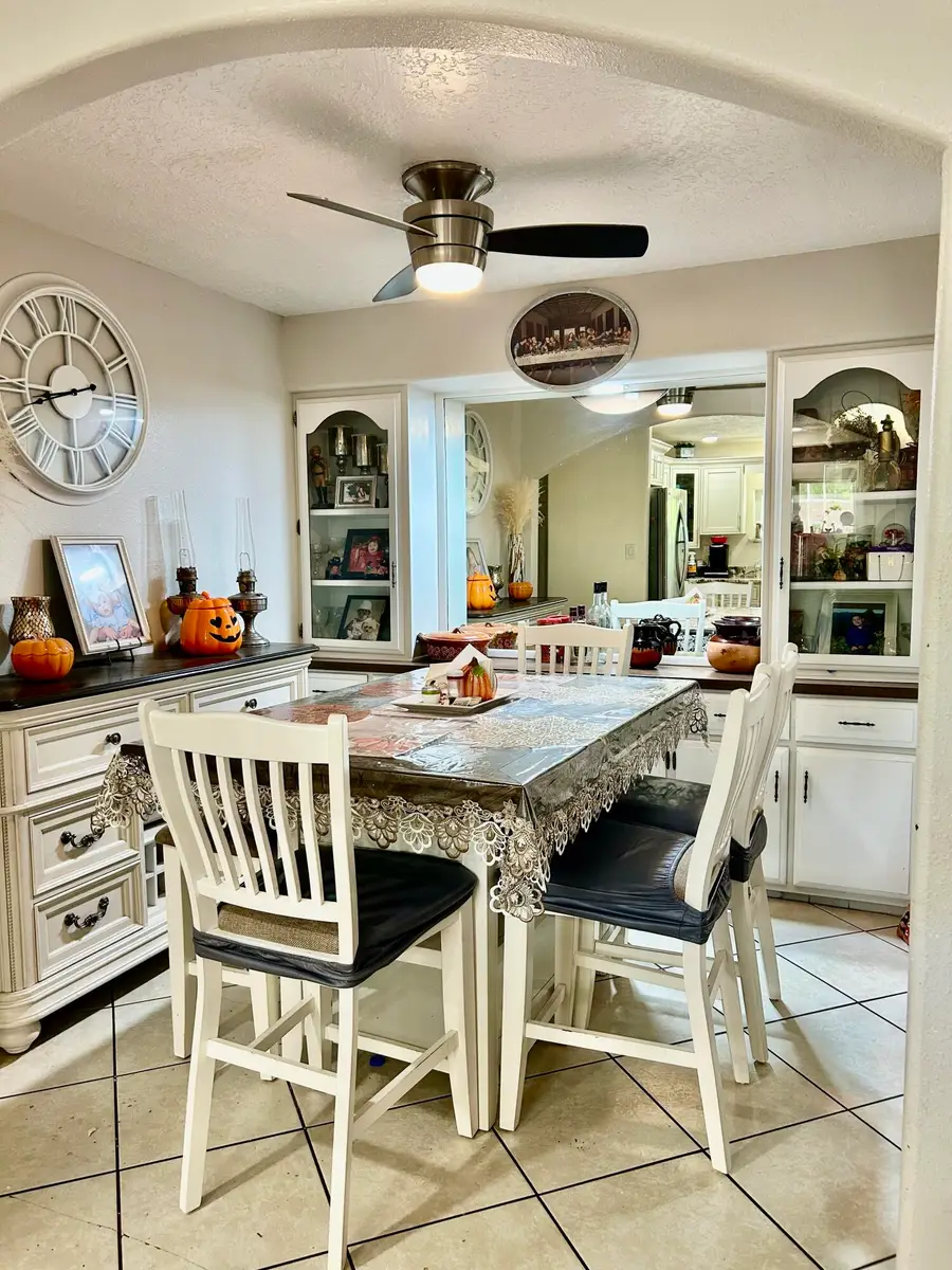 2724 Barcelona Place Sw, Albuquerque, NM 87121 - Image #2