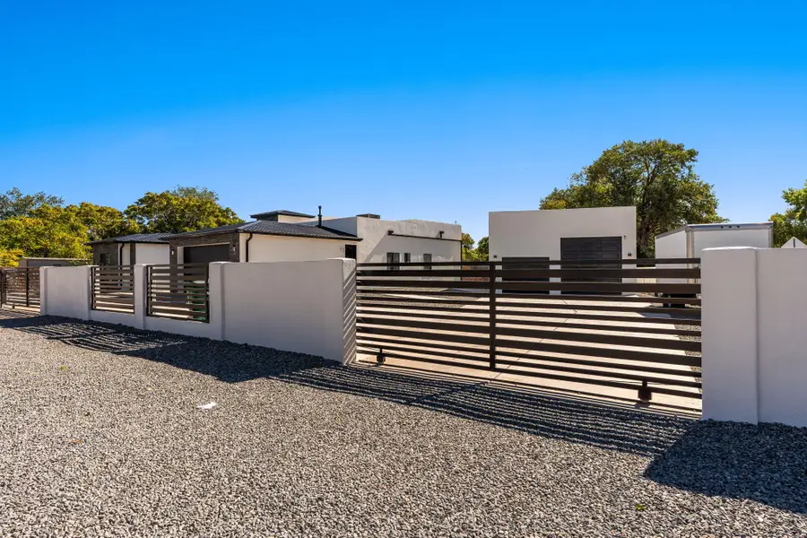 328 Camino Siete Road Sw, Albuquerque, NM 87105 - Image #2