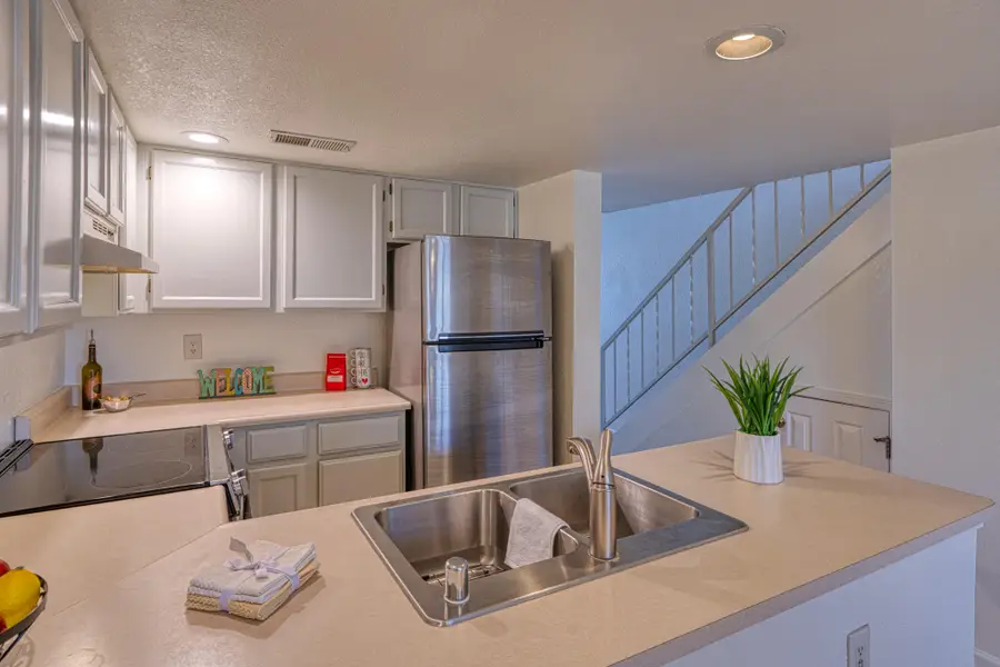 3301 Monroe Street Ne #UNIT B17, Albuquerque, NM 87110 - Image #3