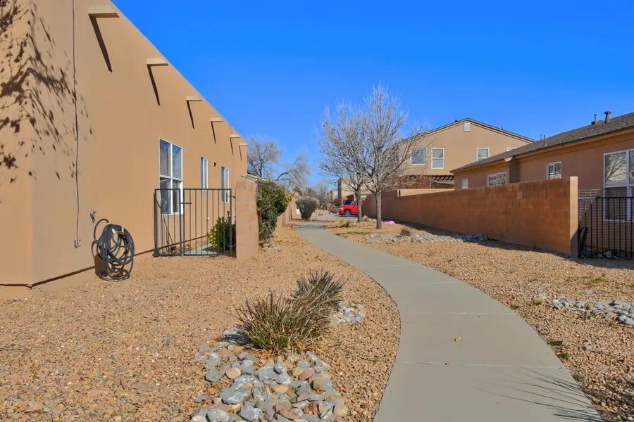 8427 Llano Vista Avenue Sw, Albuquerque, NM 87121 - Image #2