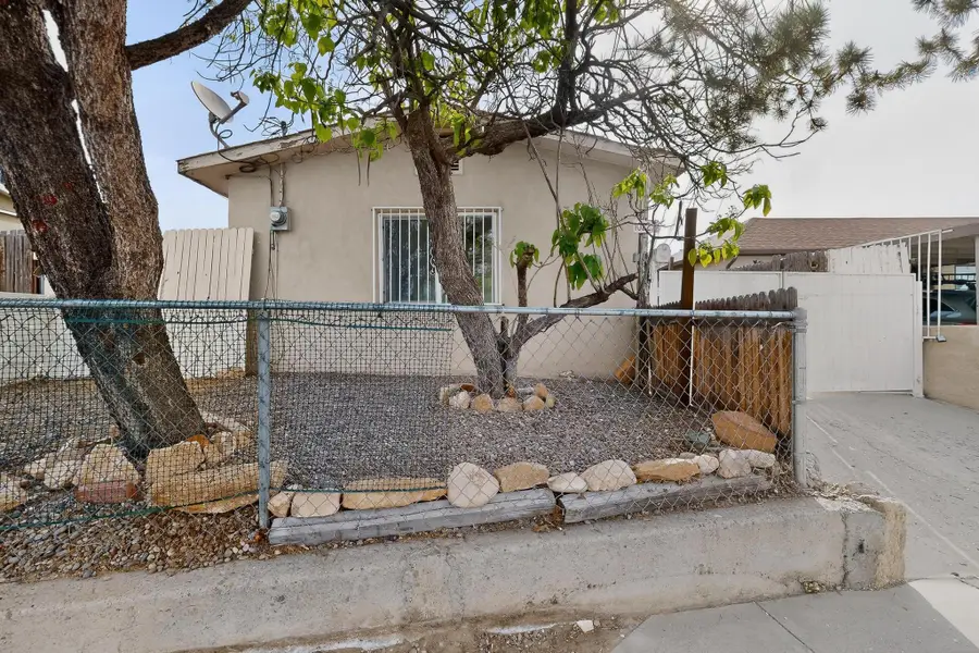 1022 1/2 Edith Boulevard Ne, Albuquerque, NM 87102 - #2