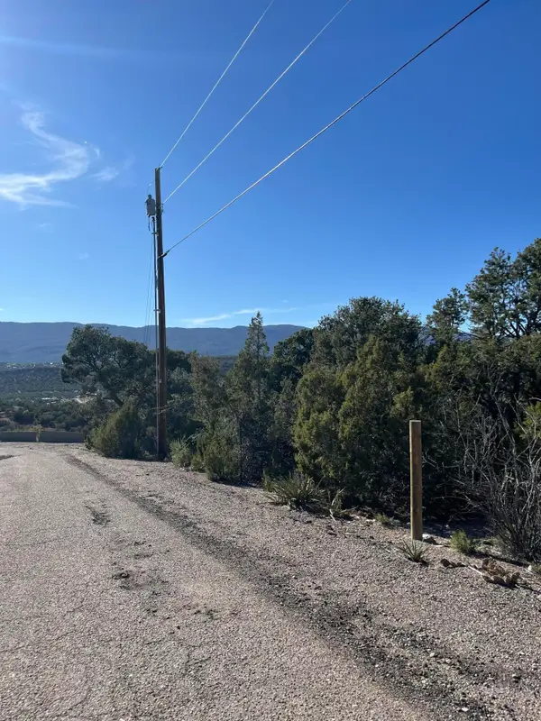 31 Camino Del Poniente, Tijeras, NM 87059