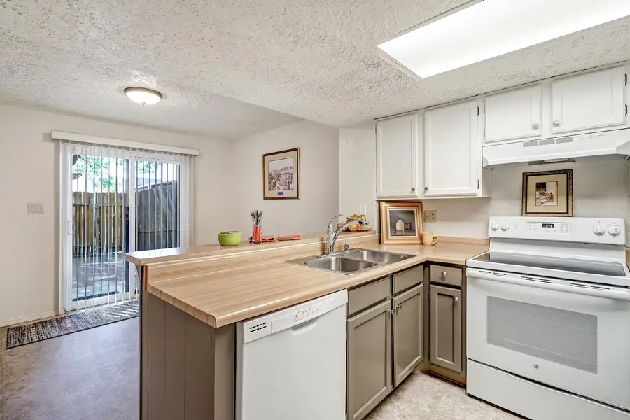 6041 Sequoia Road Nw #D-10, Albuquerque, NM 87120 - #2