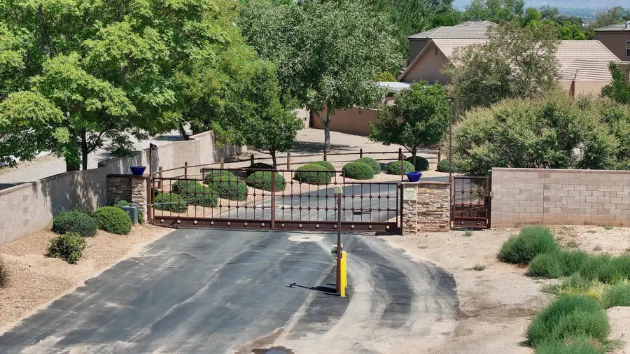 309 Nuevo Hacienda Lane Nw, Los Ranchos De Albuquerque, NM 87107 - #2