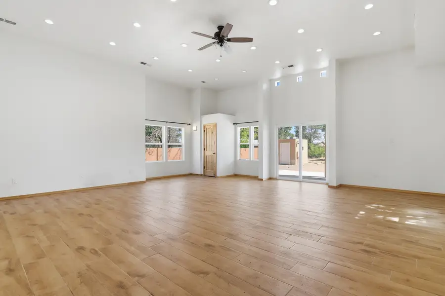 712 Green Valley Road Nw, Los Ranchos De Albuquerque, NM 87107 - #3