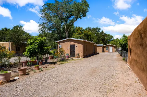7703 Guadalupe Trail Nw, Los Ranchos, NM 87107