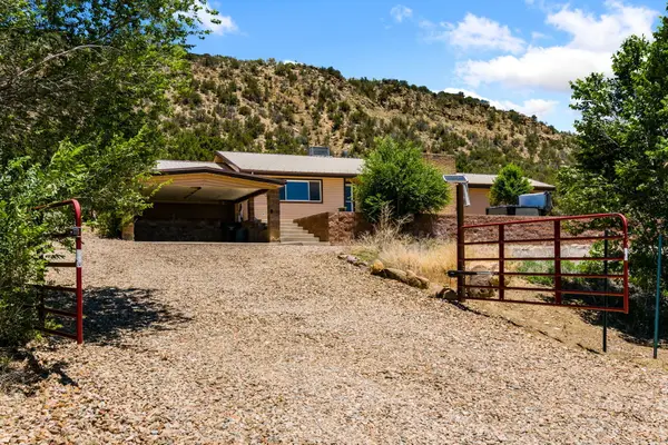 111 Rincon Loop Road, Tijeras, NM 87059
