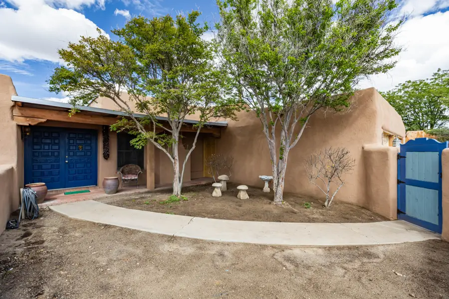 5901 Flor Del Rey Nw, Albuquerque, NM 87120 - #3