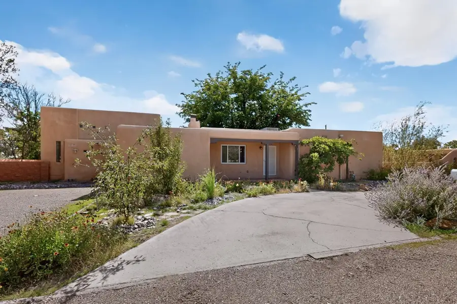 712 Green Valley Road Nw, Los Ranchos De Albuquerque, NM 87107 - #3