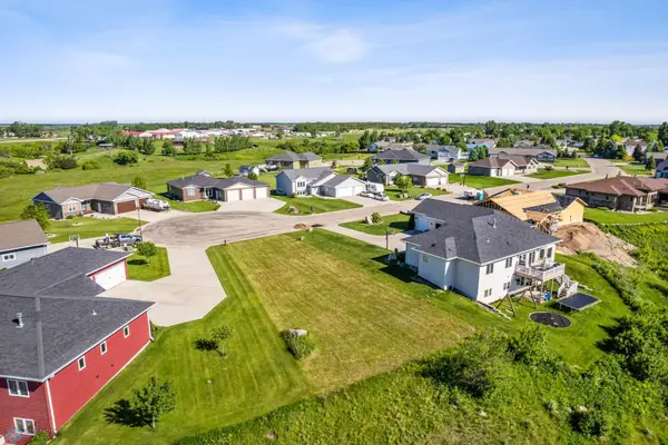 1304 Evergreen Dr Nw, Jamestown, ND 58401