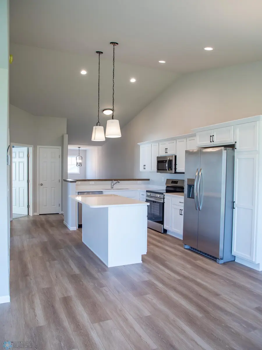 6709 Meadow View Drive S, Fargo, ND 58104 - Image #2