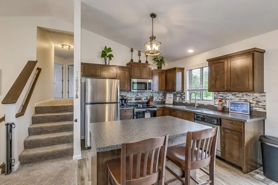 37621 Hawthorne Avenue, North Branch, MN 55056 - Image #2