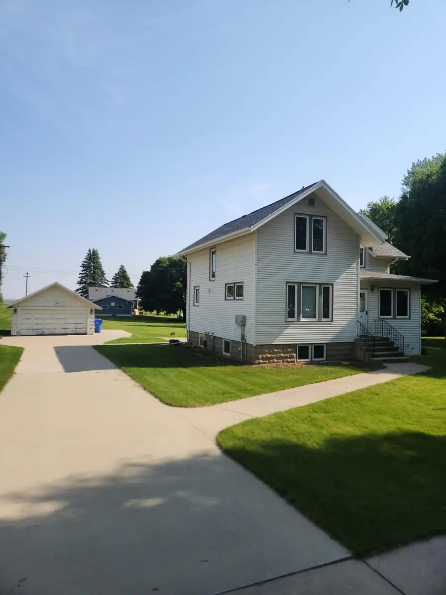 313 E 2nd Street, Hills, MN 56138 - Image #3