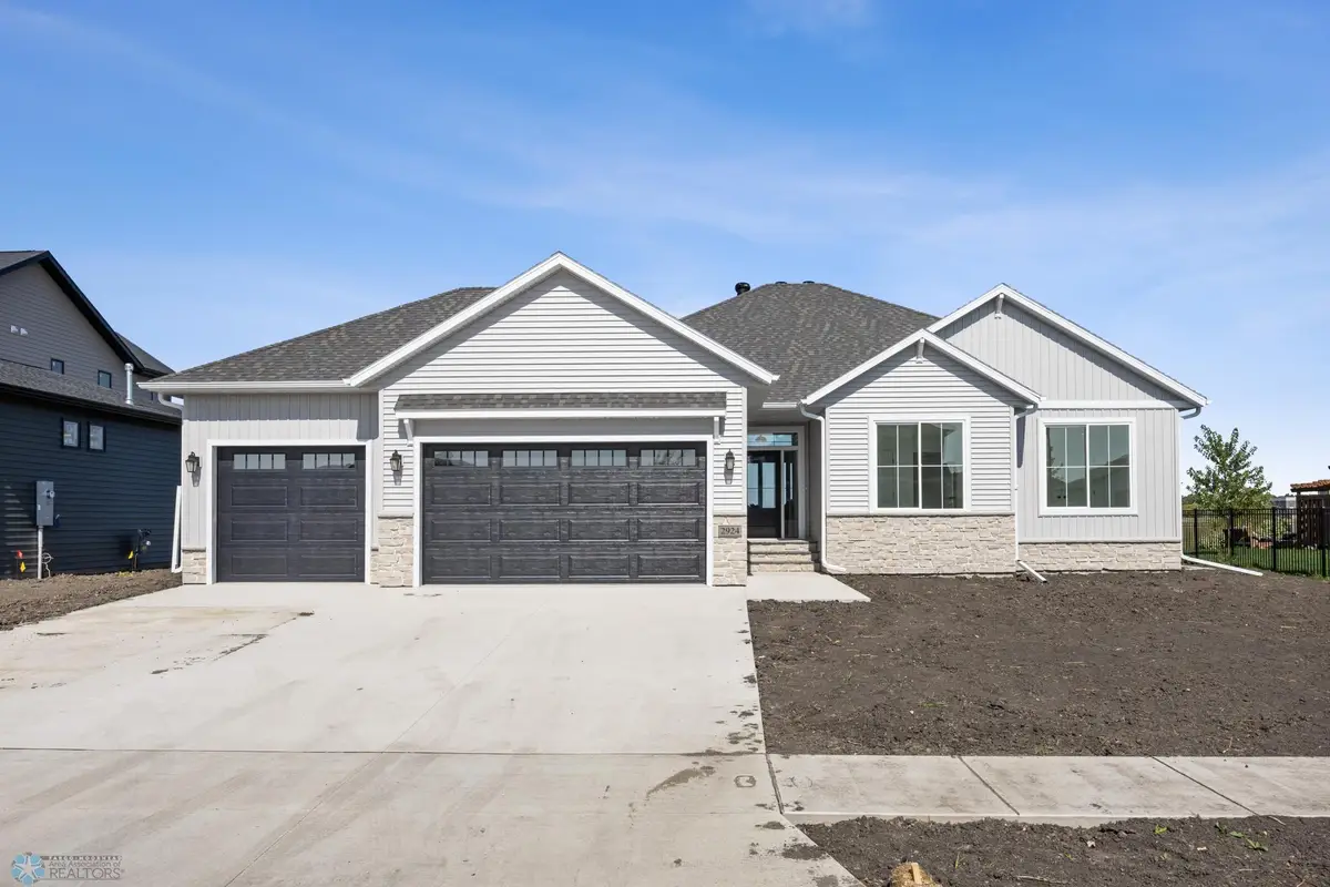 2924 Prairie Farms Circle S, Fargo, ND 58104 - Image #1
