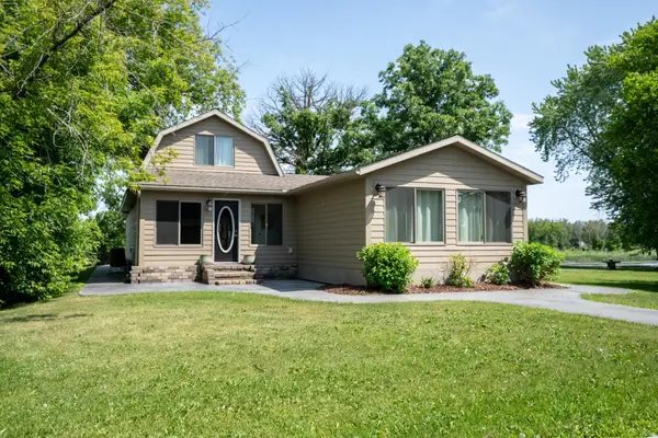 403 Riverview Drive Se, Warroad, MN 56763