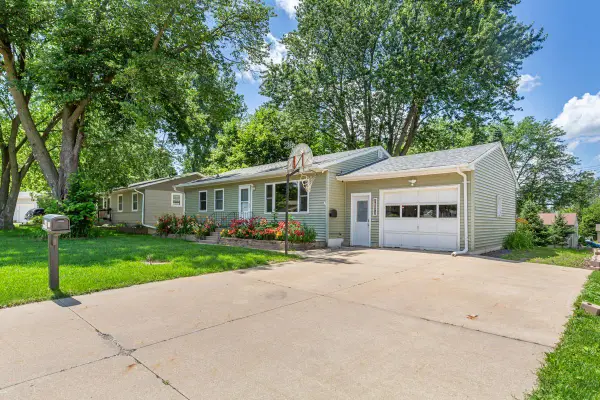 1032 Valley View Road, Faribault, MN 55021