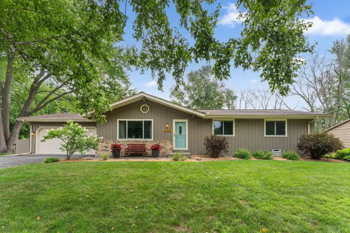 10525 Nesbitt Avenue S, Bloomington, MN 55437 - Image #1