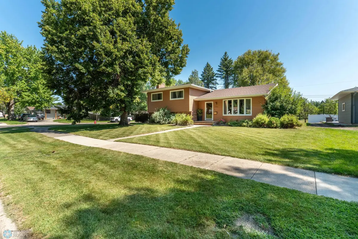 2925 Edgewood Drive N, Fargo, ND 58102 - Image #1