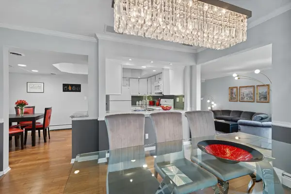 6075 Lincoln Drive #305, Edina, MN 55436