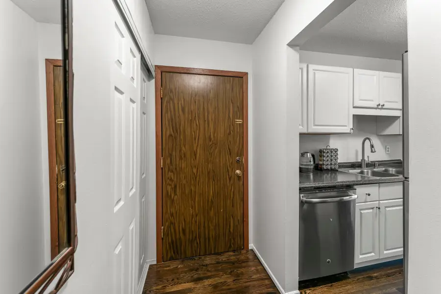 806 Old Settlers Trail #8, Hopkins, MN 55343 - Image #2