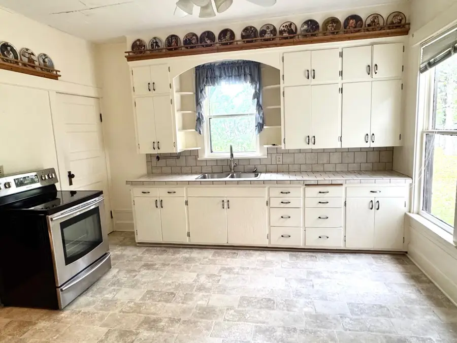 715 Lake Street Ne, Warroad, MN 56763 - Image #2