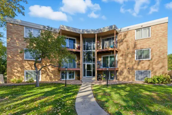 9147 Highway 55 #102, Golden Valley, MN 55427