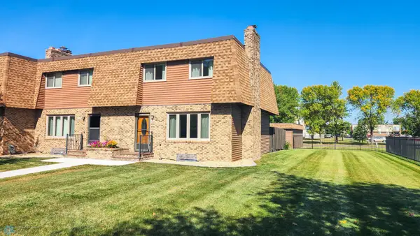 1402 E Gateway Circle S #M, Fargo, ND 58103