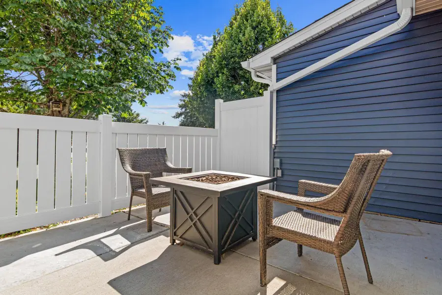 422 Hickory Lane N, Oakdale, MN 55128 - Image #2